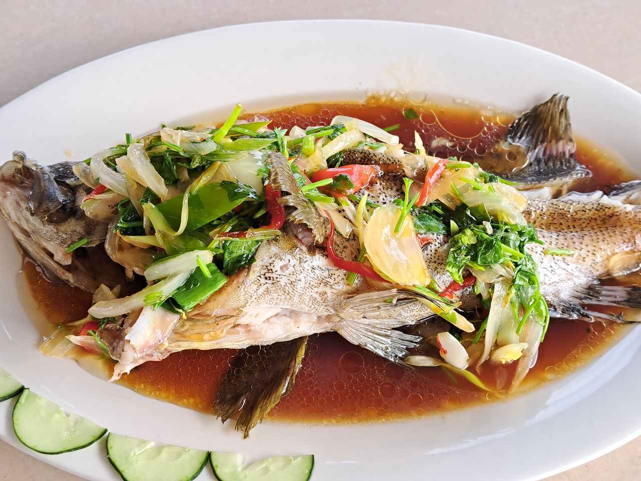 画像: ラプラプは500gほどの大きさがおすすめ。生け簀から上げてすぐに調理したラプラプの身はしっとりホクホク。香味野菜たっぷりのソースにからめれば絶品です。シニガンはフィリピンを代表する家庭料理。油やスパイシーさは少なく野菜たっぷりのヘルシースープ。具材には豚肉や魚を使うことも多く、ご飯にも合います