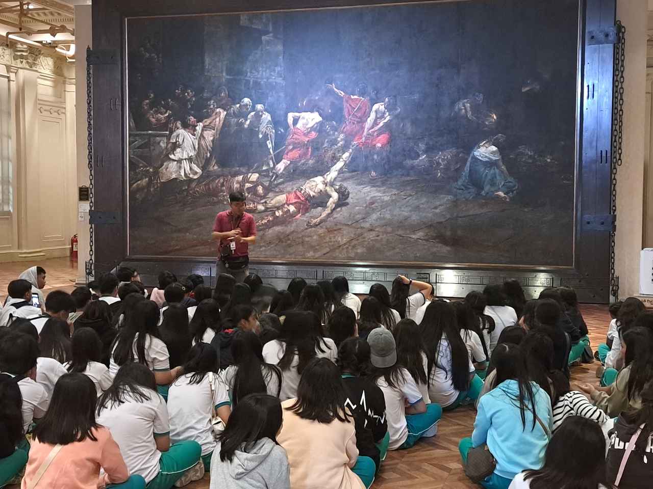 画像: 美術館棟の入口を入ってすぐの部屋に展示されているのは、フィリピン絵画の巨匠フアン・ルナが19世紀にスペインで制作した巨大な油絵「スポラリウム」。国立博物館は、小学生や高校生の校外学習先としても親しまれています。