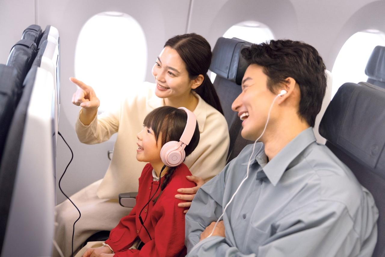 画像: 機内では、お子さま向けのJALオリジナルグッズや機内エンターテインメントをご提供しています