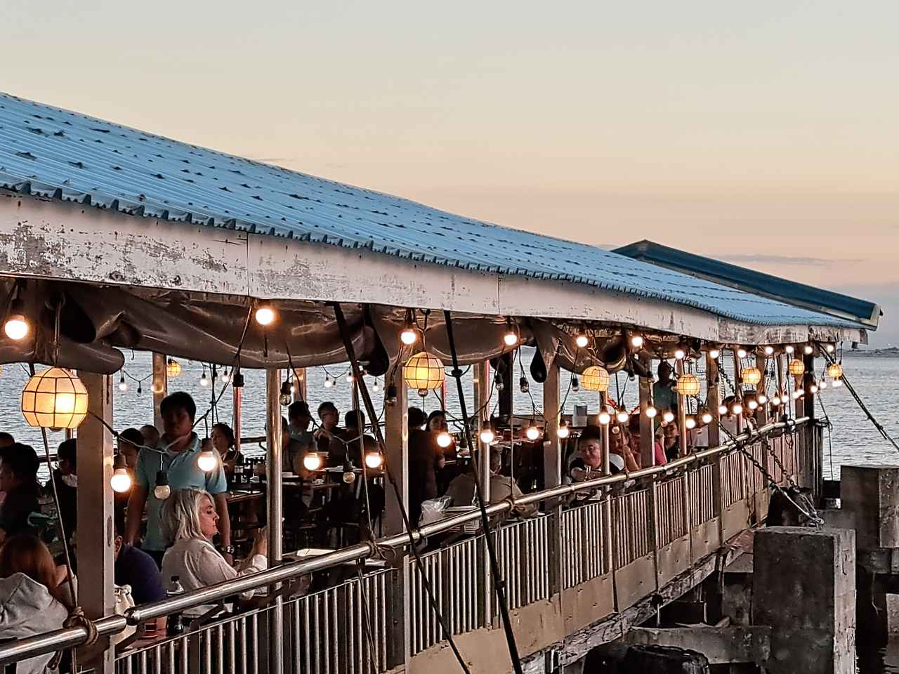 画像: 潮風に吹かれながらシーフード料理を堪能