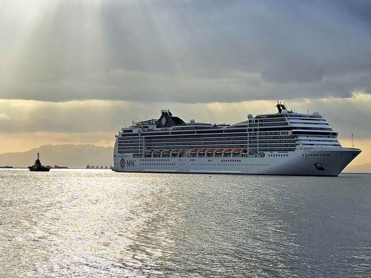 画像: ハーバービューレストランは桟橋状に海に突き出ている部分の座席がいつも人気。有名なマニラ湾の夕日を正面から眺めることができる絶好のロケーションで、マニラ港を出入りする大型クルーズ船の姿を見かけることも。