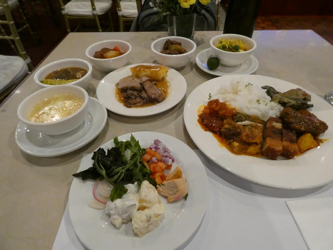 画像: ィリピンでは食事の際にスプーンとフォークのみを使います。肉料理はナイフがいらないほどやわらかく、味がしみしみ。軽い食感のフィリピン米が進みます。