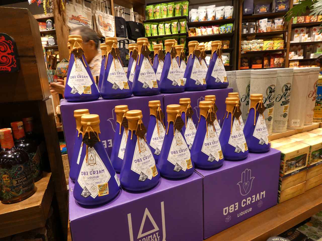 画像: ウベのリキュール。ハワイのパンケーキなどで有名になったウベは、実はフィリピンの特産品。カフェやレストランではウベシェイクやウベスイーツも豊富。