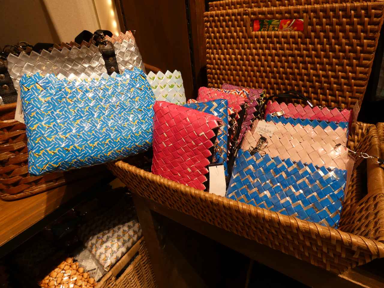 画像: プラ容器をアップサイクルしたカラフルなポーチやバッグ類は、フィリピンファンの間では有名。とても丈夫なので、ガジェット類を入れるのにも重宝します。