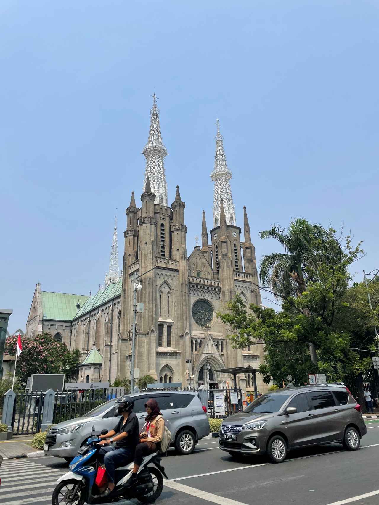 画像: 向かいにあるキリスト教の「Gereja Katedral Jakarta(ジャカルタ大聖堂)」。宗教の違いを超えた友好の証として地下道でつながっている(一般客の通行は不可)