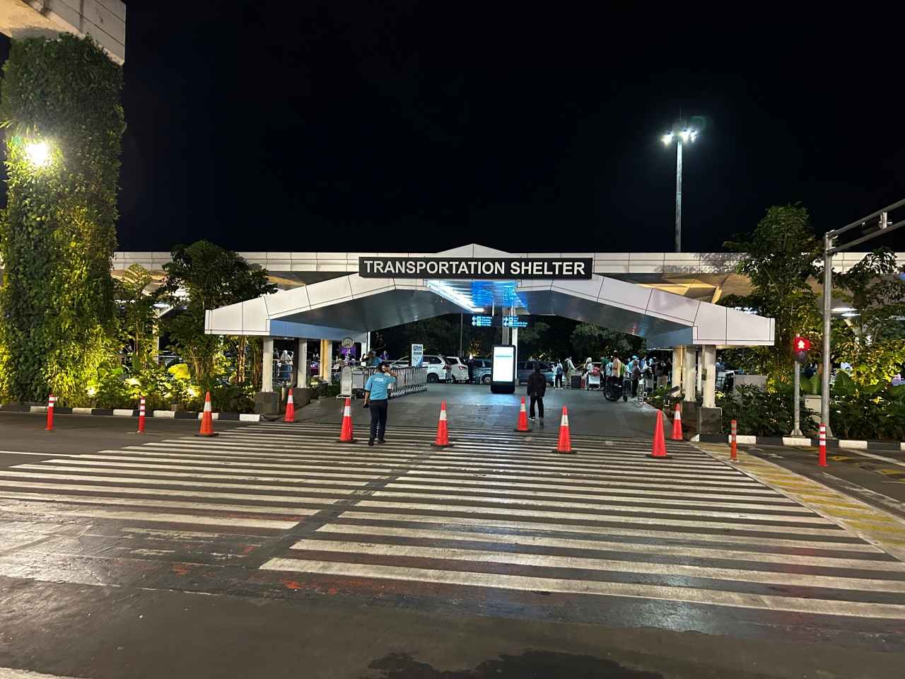 画像: 第3ターミナル国際線タクシー乗り場のTransportation Shelter。普通のGrab Carの乗車ポイントは、この横断歩道を渡った先の左手に、タクシー(Blue Bird)乗り場は右手にあります。