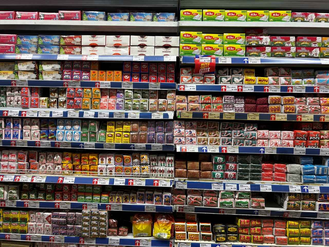 画像: レトロなパッケージのお茶がずらり