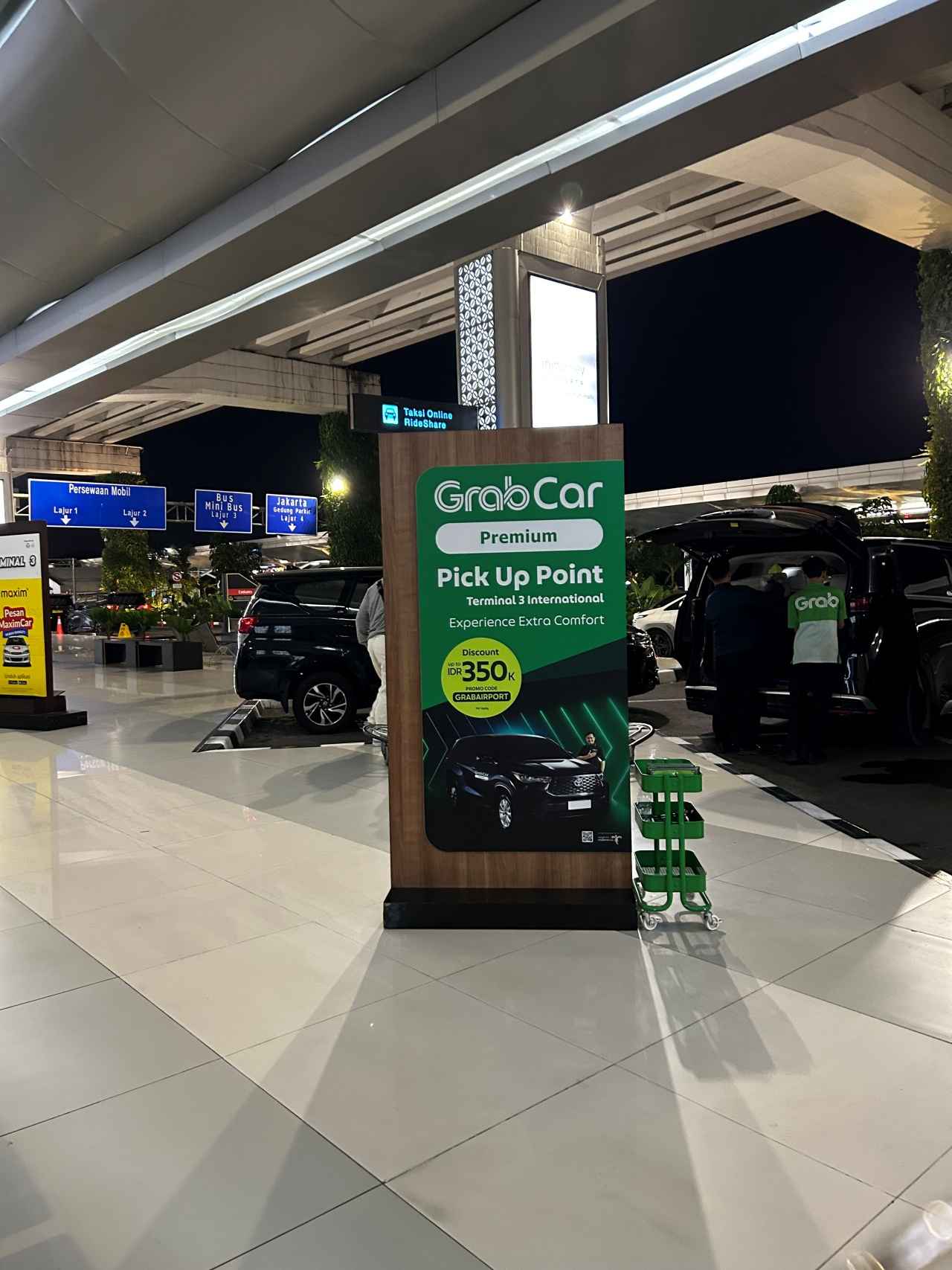 画像: 「Grab Car Premium」の専用乗車ポイント