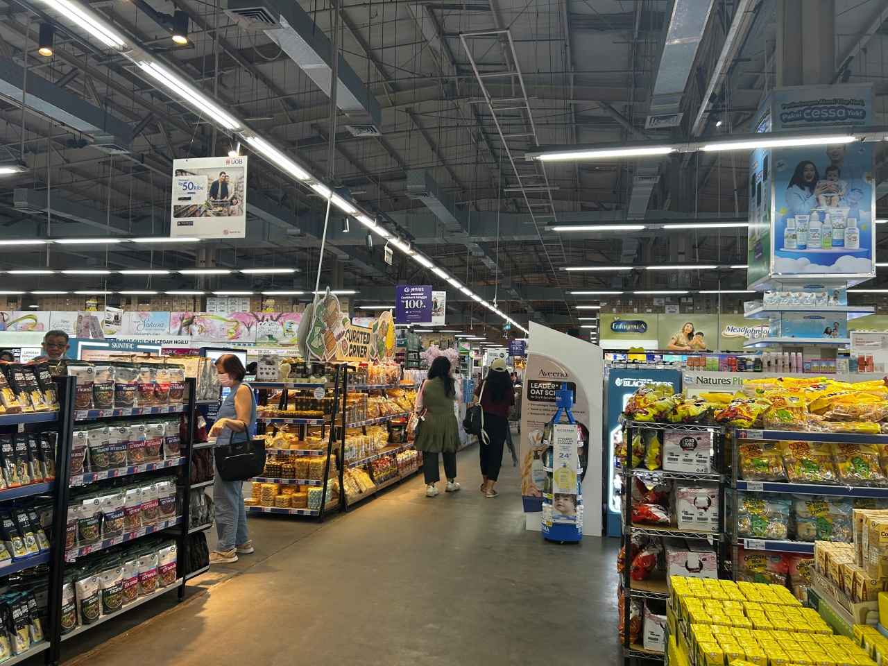 画像: 広大な店内