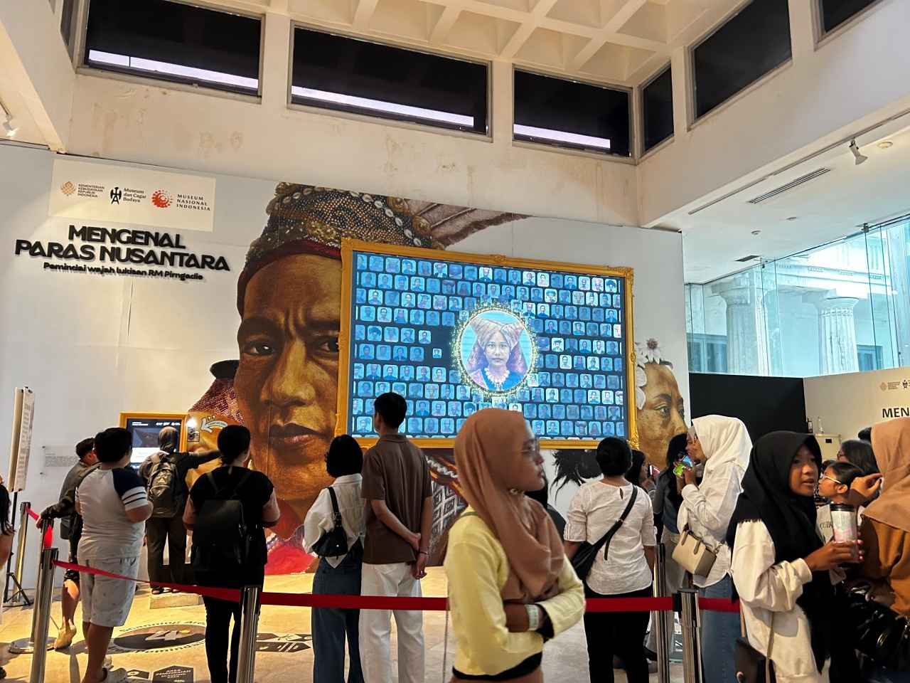 画像: インドネシアの民族診断をしてくれるコーナー「Paras Nusantara(インドネシアの顔という意味)」。分析結果の民族衣装を着た私たちの顔の写真を印刷してもらえます。料金は2万ルピア(日本円で約190円)、クレジットカード利用可