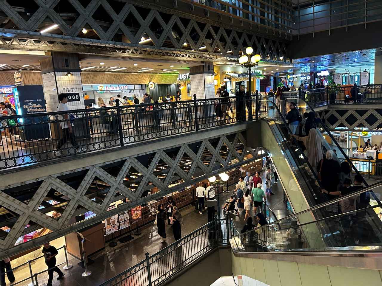 画像: フードコートのある西館5階とその下3A階の様子(インドネシアで4は不吉な数字とされ、グランド・インドネシアに4階はありません)。