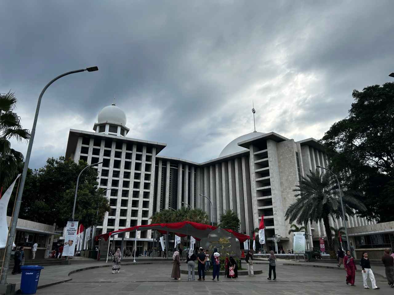 画像: 10:00東南アジア最大規模の「イスティクラル・モスク」を見学