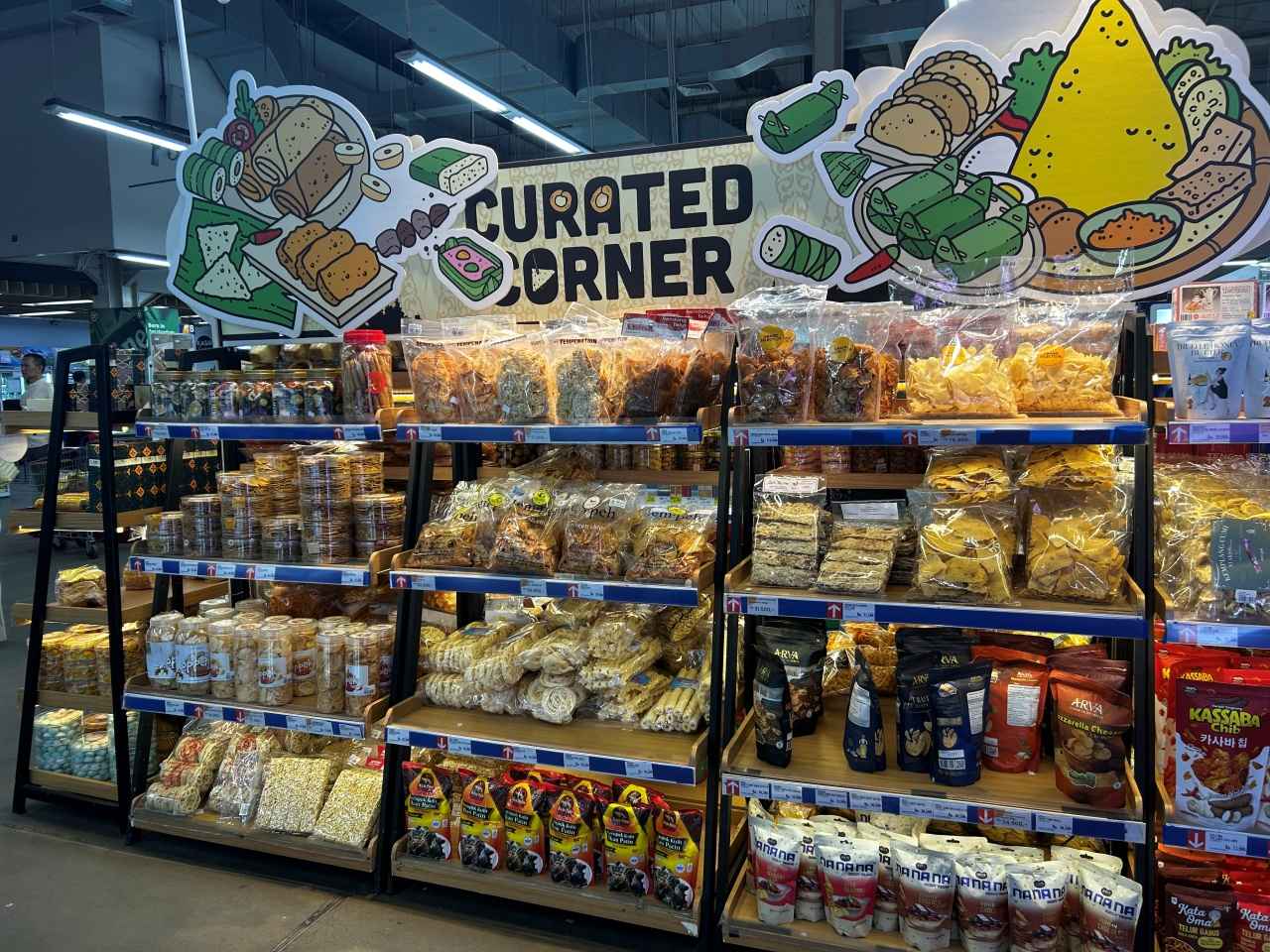 画像: 国産品のお土産コーナー