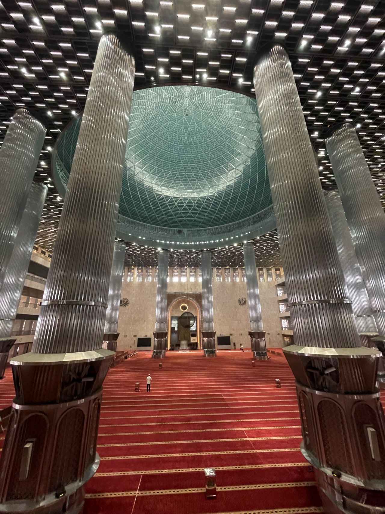 画像: モスク内部の堂々たる礼拝所