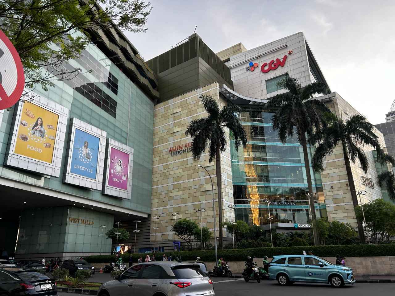 画像: グランド・インドネシアは西館、東館、スカイブリッジに分かれた大きなモール