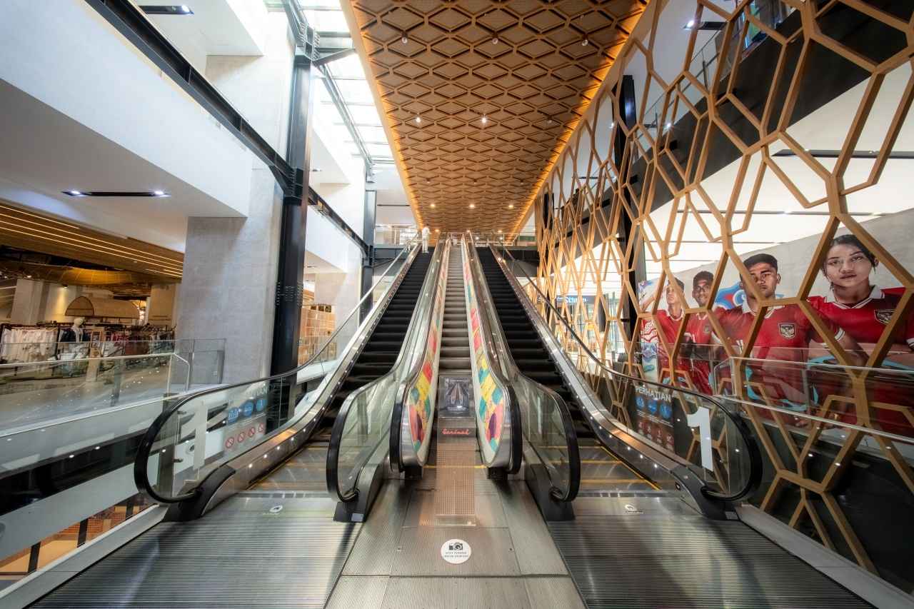 画像: 稼働している左右のエスカレーターの間にある細いエスカレーターが開店当時のもの。 提供:Sarinah