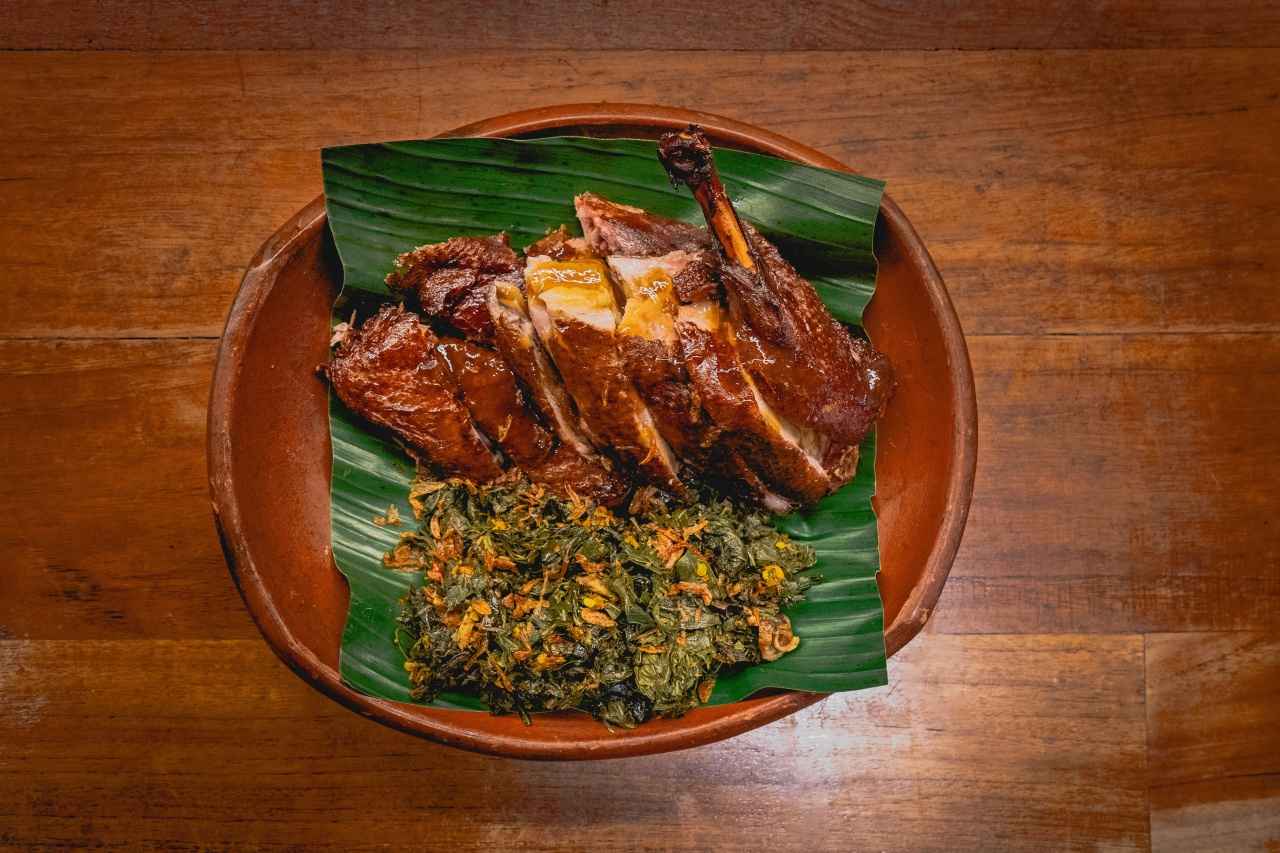 画像: べベック・ティムス。北スマトラ料理の香辛料でじっくりマリネした燻製のアヒル肉