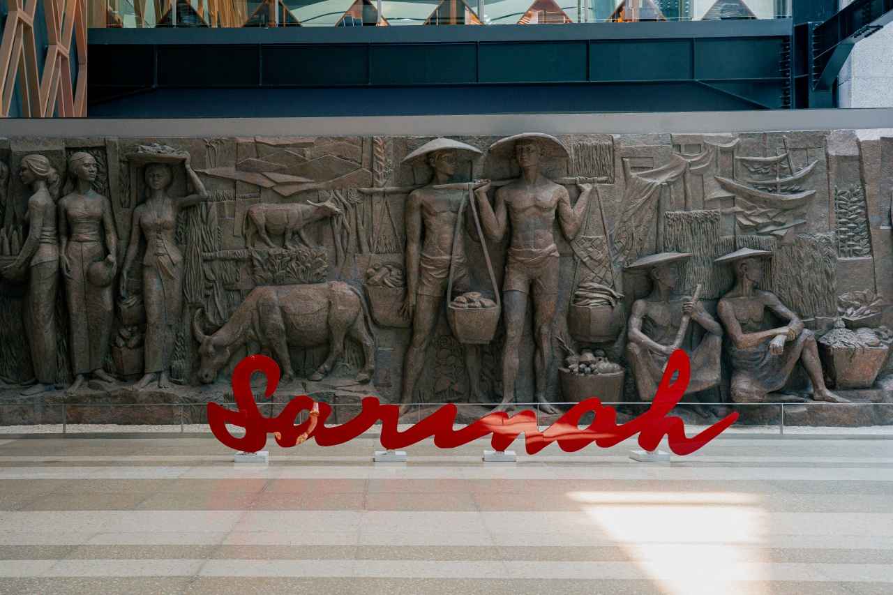 画像: 農民と漁民が描かれた壁面彫刻 提供:Sarinah