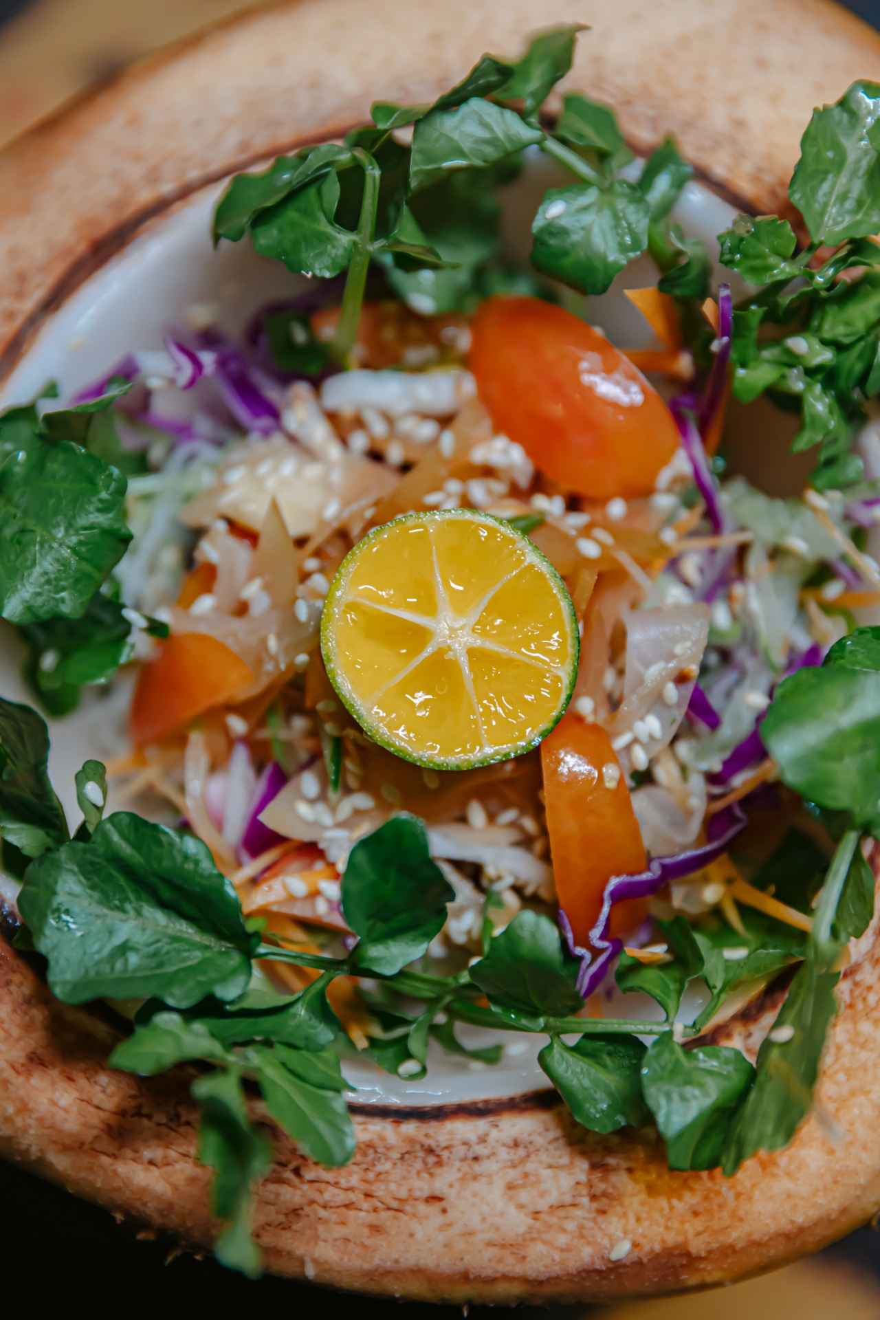 画像: メリ・トトラ。インドネシア東部のパプアで行われる儀式からインスピレーションを得て作られたナツメグのサラダ