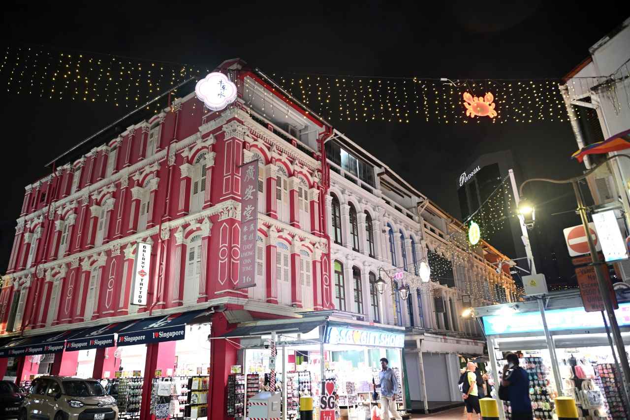 画像: さまざまな文化が融合して、独自の美学を生み出しているシンガポール。それを体現する街並みを眺めながら、のんびり散策するのも楽しいひとときに