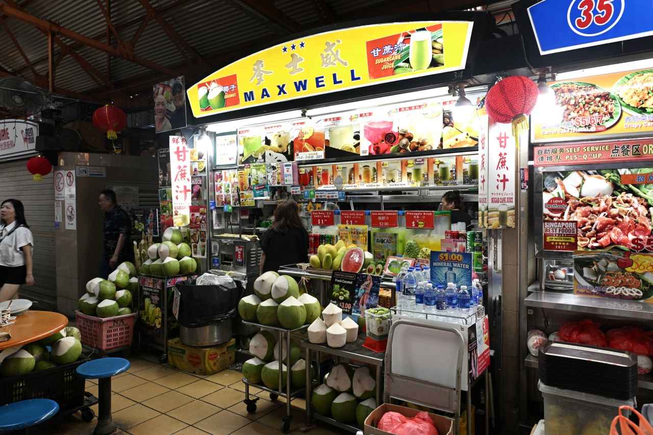 画像: 地元の人々はもちろん、観光客も多く訪れる「マックスウェル・フードセンター」。さまざまなローカルフードが並ぶホーカーセンターでも、JAL Payが大活躍！