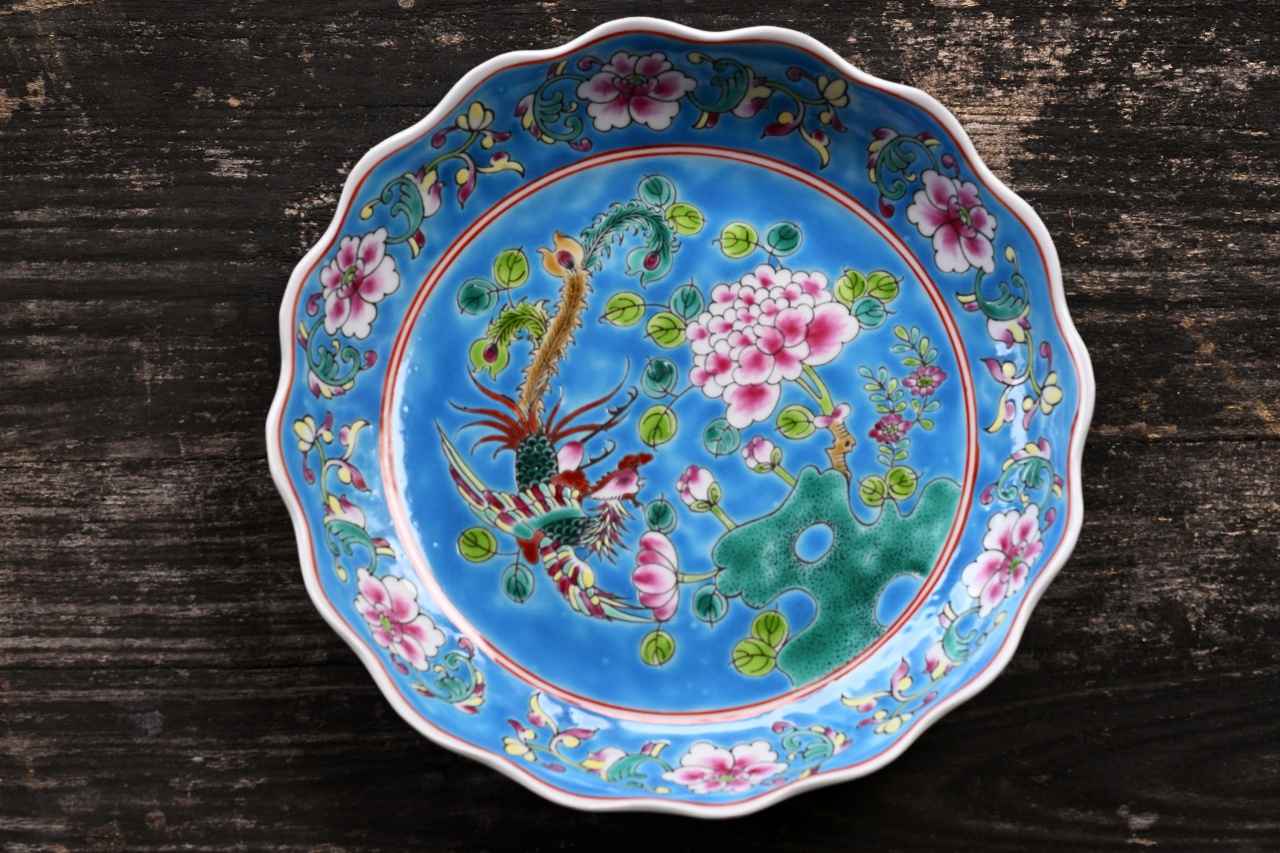 画像: 街角の雑貨屋さんでみつけたプラナカンのかわいい器、128シンガポールドル（＝約16,000円）。こちらをJAL Payで支払うと、1.2%なら184マイルが加算され、さらに利用状況によっては、2.0%の最大307マイルがたまります