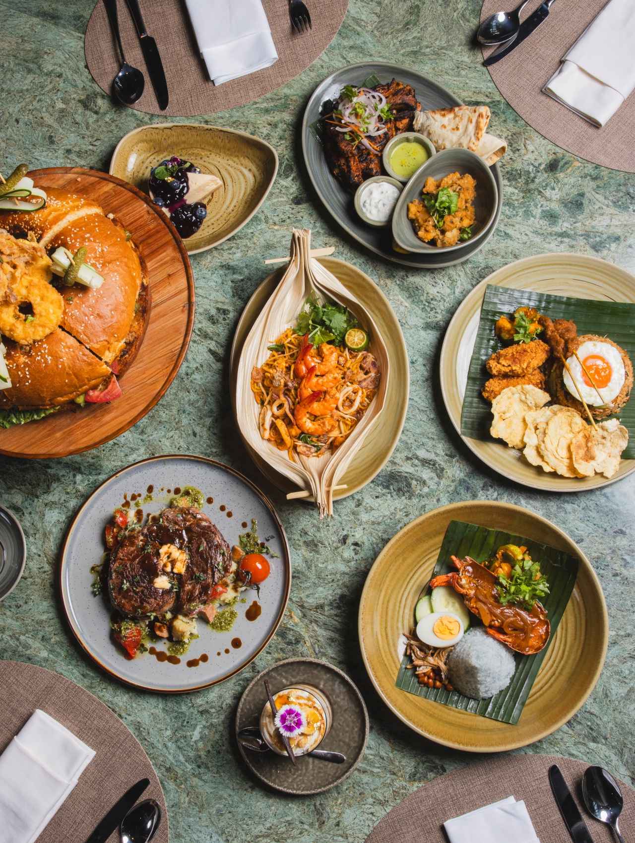 画像: ブッフェレストランでは、多彩なローカルフードもたっぷり味わうことができます  画像提供：Mandai Rainforest Resort by Banyan Tree