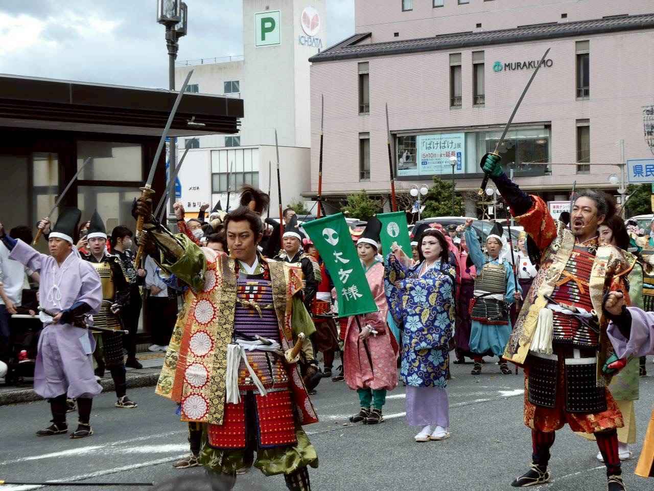 画像: 殿・忠氏公が出立の鬨の声をかけました
