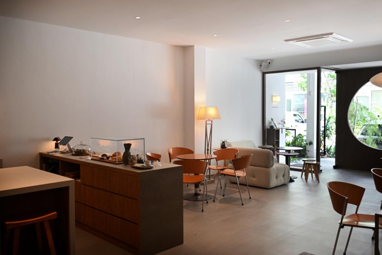 画像: ゆったりとリラックスして思い思いの時間を過ごせる店内