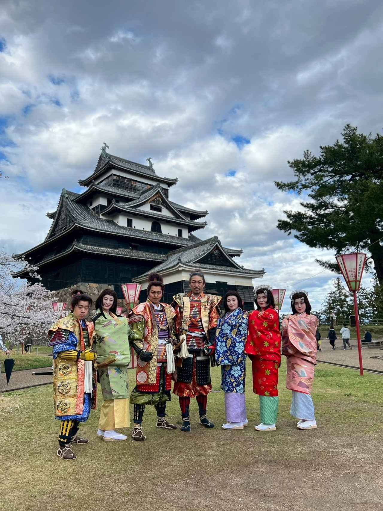 画像: 堀尾家ファミリーとともに満開の桜と天守前で