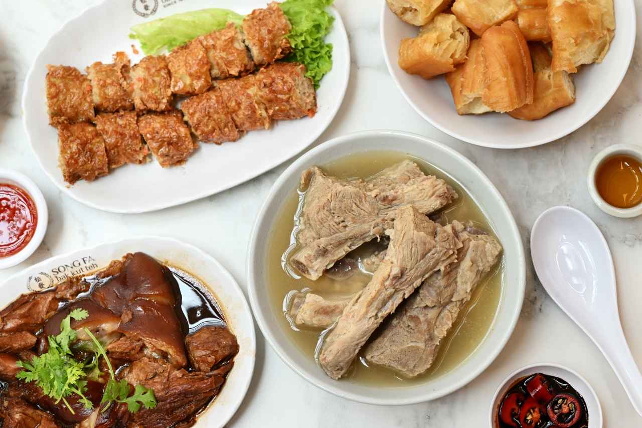 画像: 豚肉を生薬などとともに煮込み、あふれる滋味がたまらないシンガポール名物「バクテー」（写真右）。そのほか、どの料理もやさしい旨みが口のなかに広がって、ごはんがすすみます