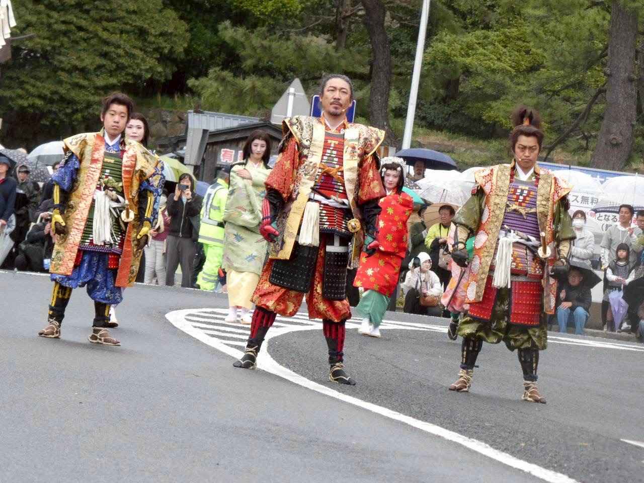 画像: 大殿・吉晴公が、見事な武者の演舞を褒めました