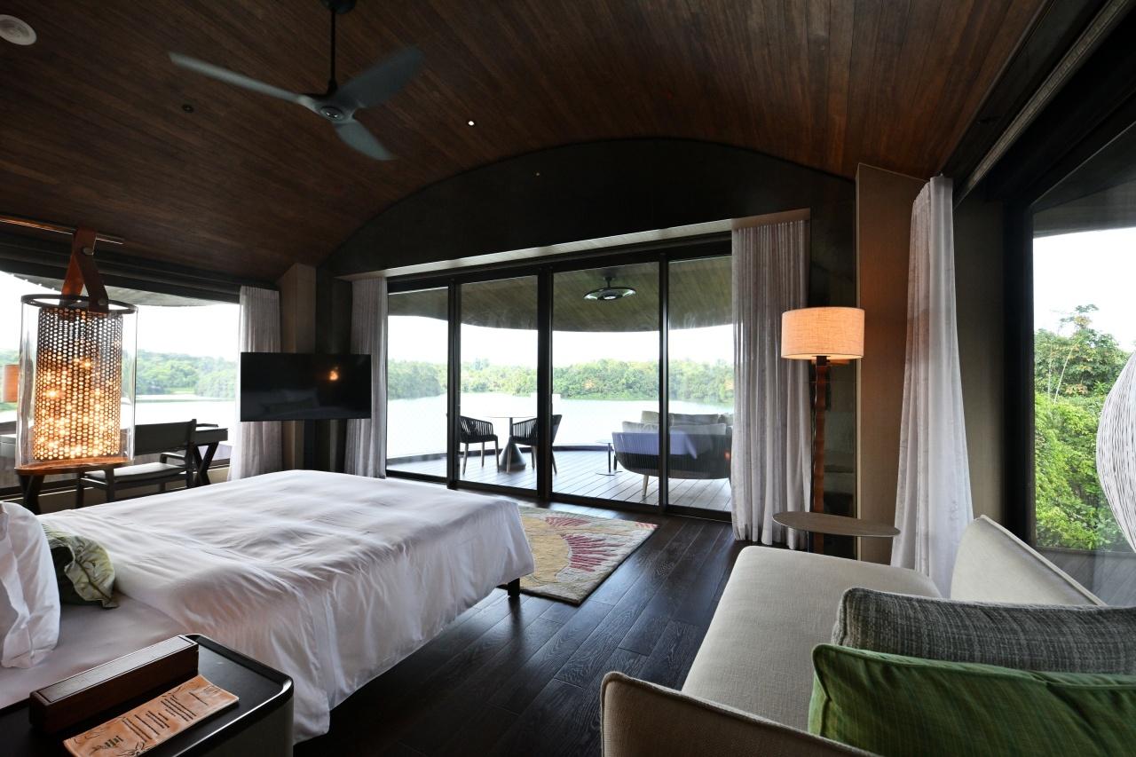 画像: 人気の客室「ツリーハウス」。幻想的な水辺の光景が広がり、「こんな空間がシンガポールに!?」と、多くの旅行者を魅了しています