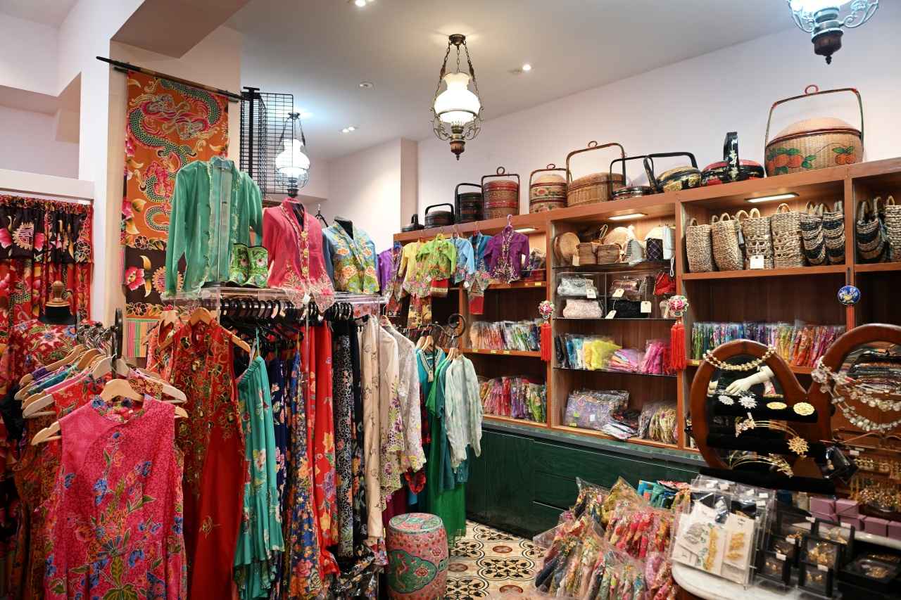 画像: 15世紀以降、マレー半島にやってきた中国移民がマレー系をはじめとした地元女性と結婚し、その子孫たちによって脈々と受け継がれてきたプラナカン文化。「キム・チュー・クエ・チャン」は、この伝統を上質なスタイルで後世に伝え続けています