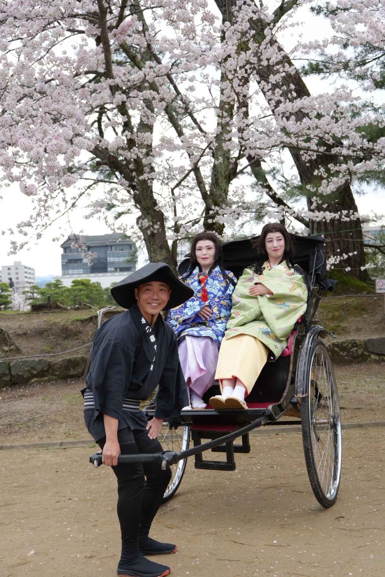 画像: 大殿・吉晴公の奥方・大方さまとともに、人力車で移動させていただきました