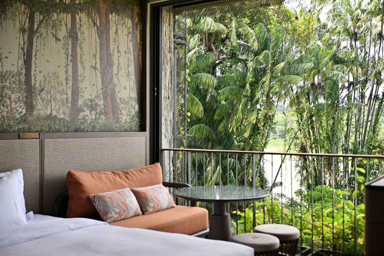 画像: 客室の窓を開け放って、鳥のさえずりを聞いたり、心地よい熱帯雨林の風を感じたり……。心癒される滞在を満喫できます
