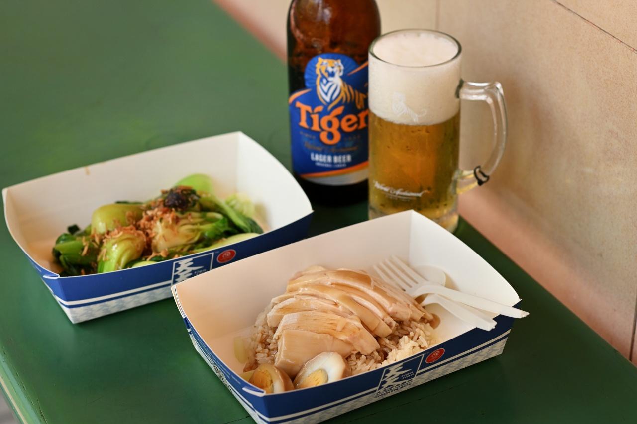 画像: 「マックスウェル・フードセンター」でとにかく必食、「天天海南鶏飯」のチキンライス。お昼どきには地元の常連さんたちで長蛇の列が……（でも、すぐに順番がまわってくるので、並ぶ価値あり！）