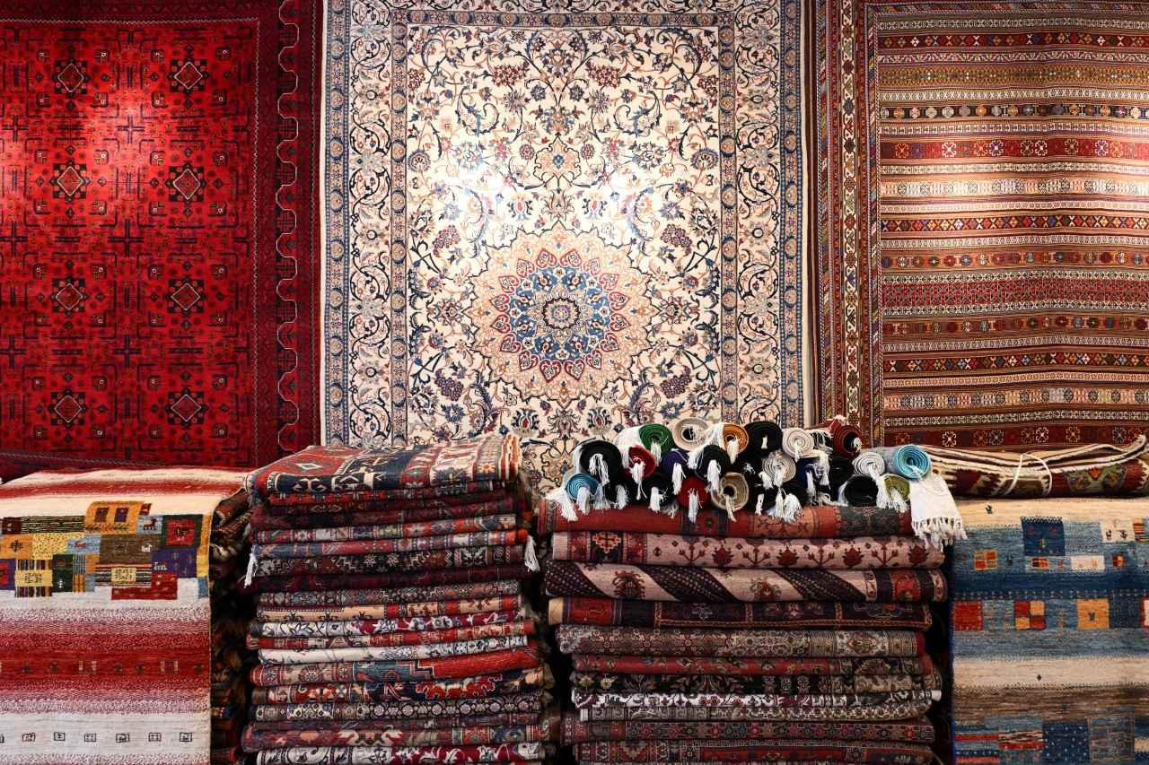 画像: 高品質なペルシャ絨毯を扱う専門店も街角に。ほかではお目にかかれないような希少な逸品に出合えることも