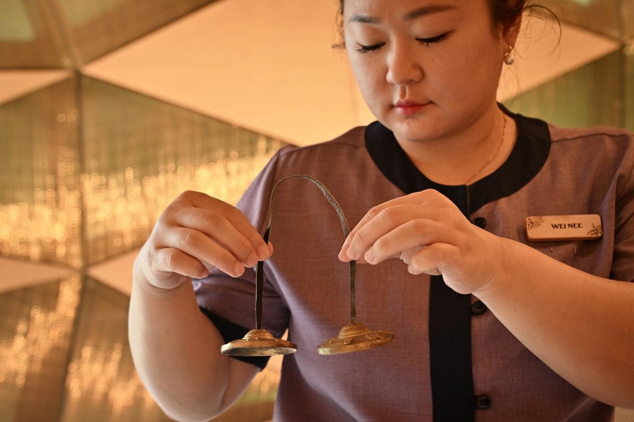 画像: 心を穏やかに鎮める鐘の音からトリートメントはスタート。まさに、心も体もとろけるようなひとときを……