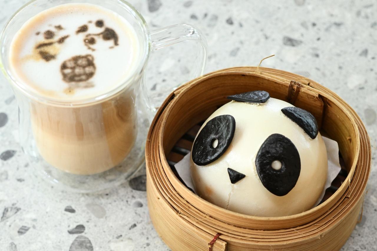 画像: 大人気の「パンダあんまん」もタッチ決済で。パンダのラテアートが楽しいカフェラテもぜひ！