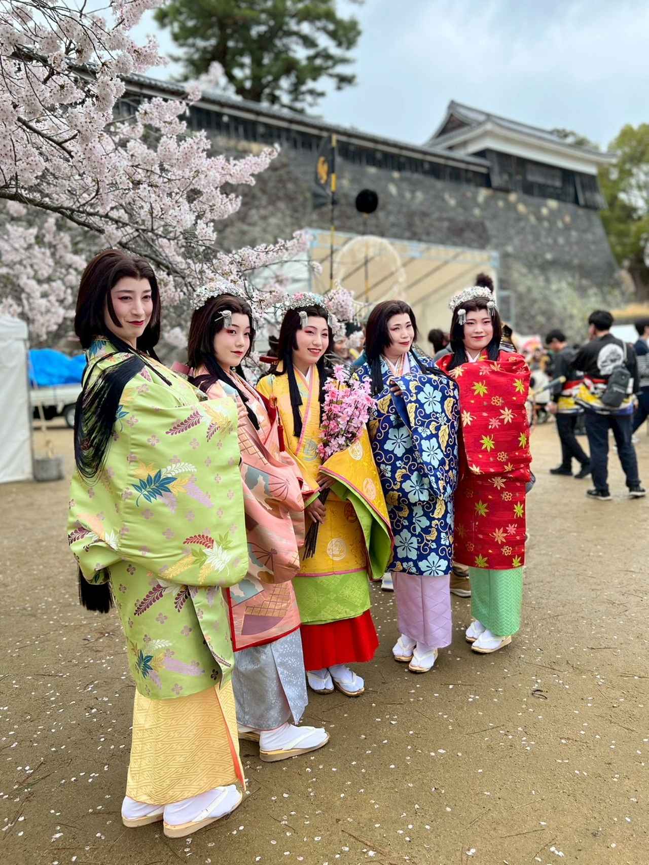 画像: 女衆。左から、奥方・長松さま、小那姫、岩姫、奥方・大方（たいほう）さま、古屋姫