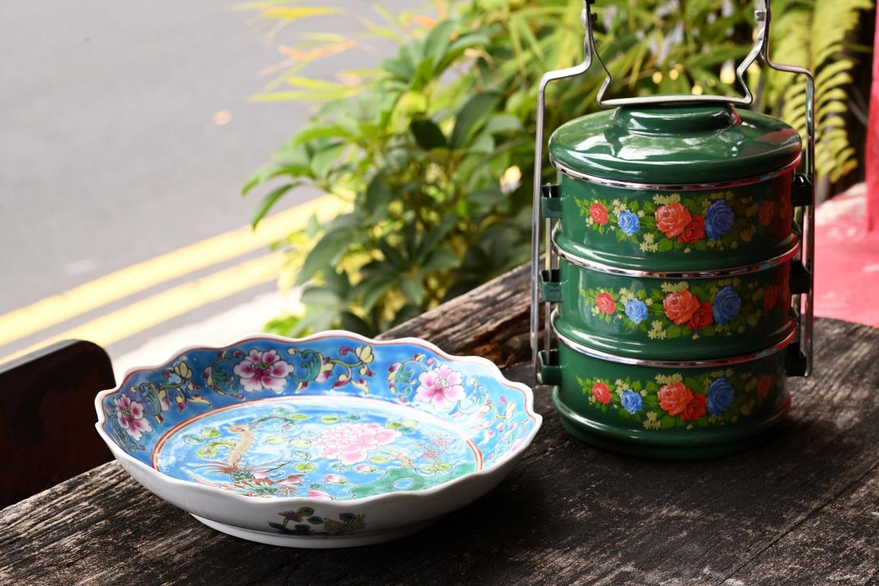 画像: 店内には、プラナカン・ファッションのほか、さまざまなアイテムがずらり。3段のお弁当箱「ティフィン」や、吉祥模様のカラフルな器も人気です