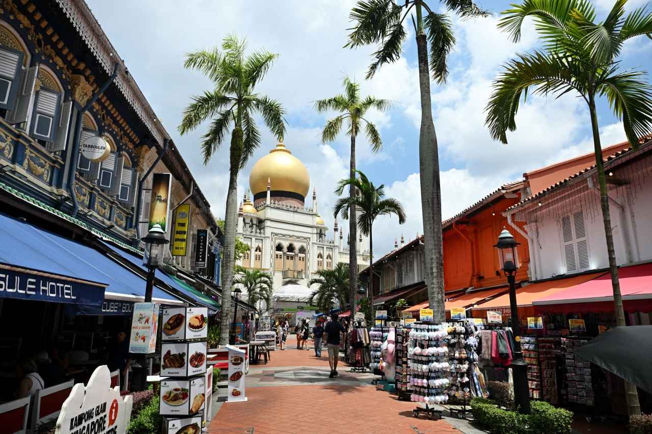 画像: 黄金のドームが美しいサルタン・モスクを中心に、優雅な異国情緒を醸すアラブストリート