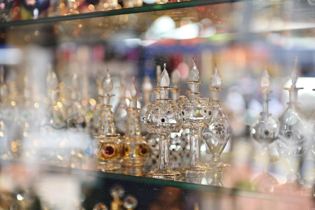 画像: パフュームショップには、エキゾティックな香水瓶がずらり