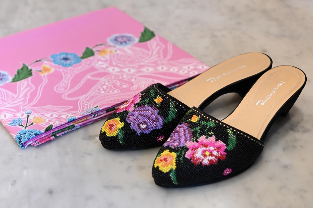 画像: 交易で莫大な富を成したプラナカンの人々。中国、マレー、さらにアジア各国や遥かヨーロッパの文化も融合させながら、独自の華やかな美意識を確立しました。ビーズ刺繍のサンダルやパステルカラーのバティックなど、思わず見とれてしまう美しさです