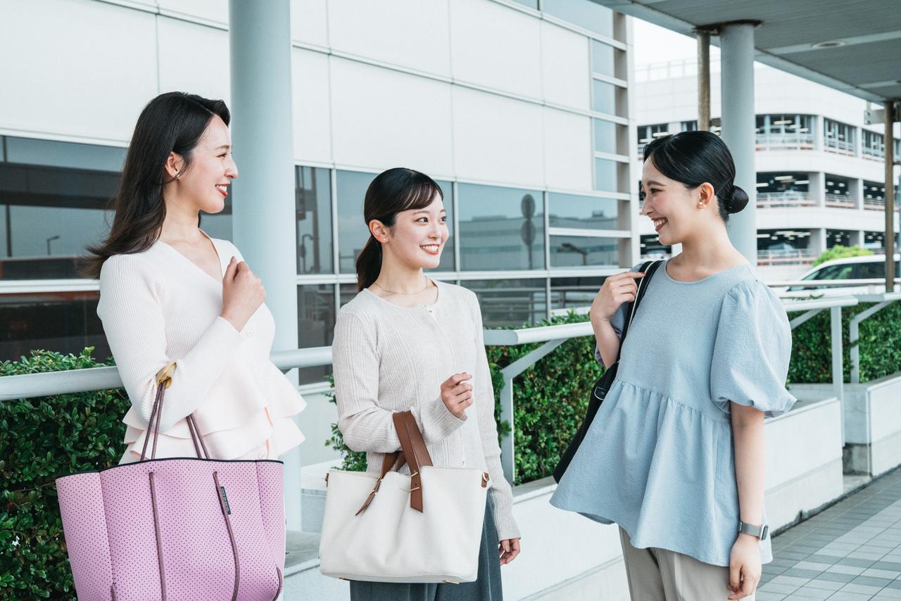 画像: 客室乗務員の通勤服、ここがちょっと特殊？