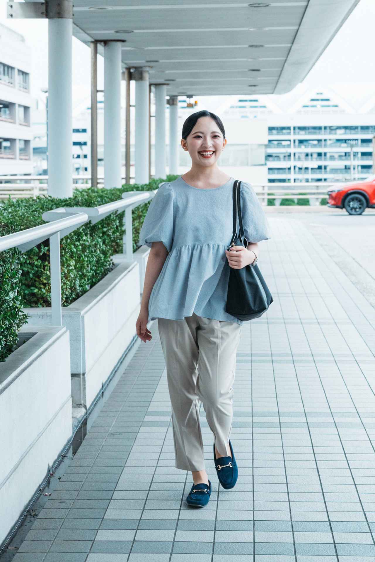 画像: 【カジュアルコーデ】水色トップスで明るさをプラス