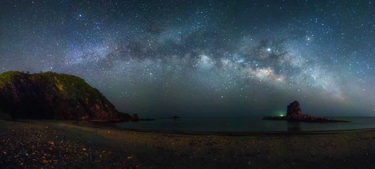 画像: 人工の光が届かない辺戸岬で、夜空を埋め尽くす圧倒的な星の川（てぃんがーら）