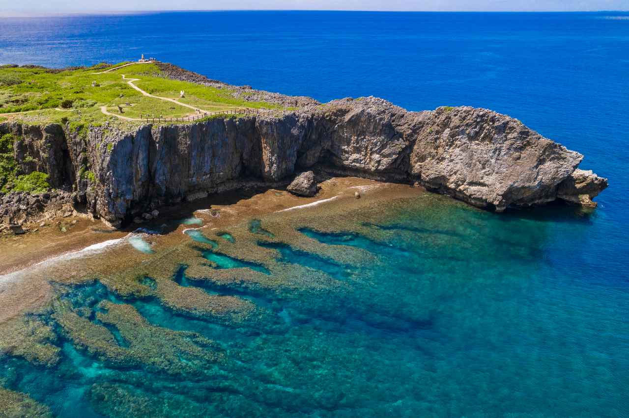 画像: 太平洋と東シナ海、二つの海がぶつかり合う辺戸岬の断崖から望む、サンゴ礁