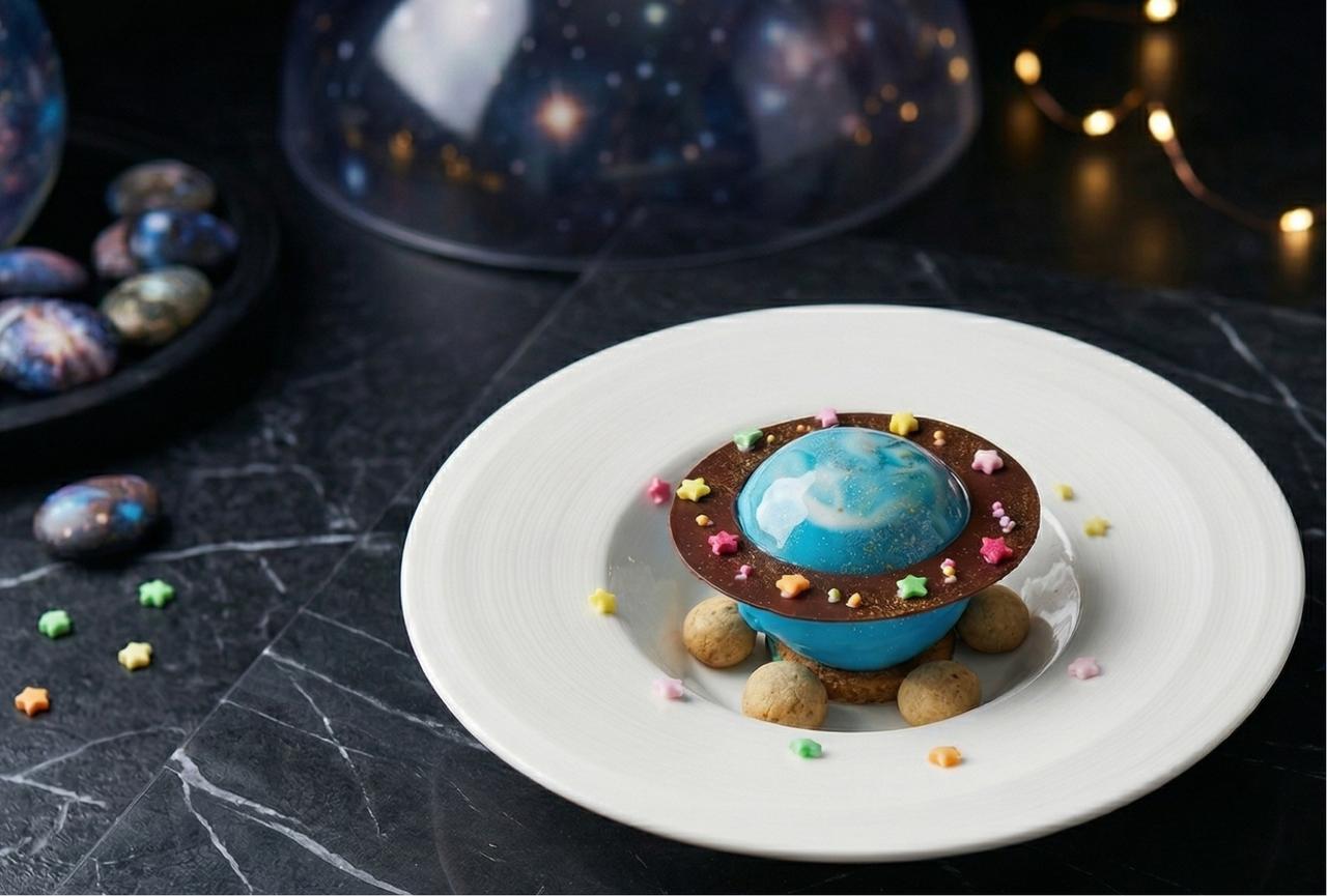 画像: “味わう”星空のフィナーレを飾るのは、星をイメージした繊細なデザート。温かいお飲み物とともに、降り注ぐ星々を眺めながら贅沢な余韻に浸ってください。